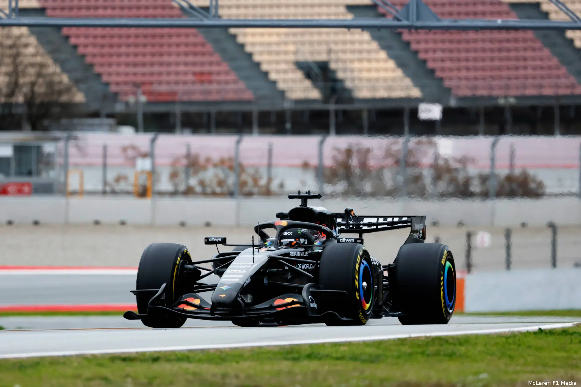 test-livery-lando-norris-mclaren-wintertest-barcelona-mcl40-1