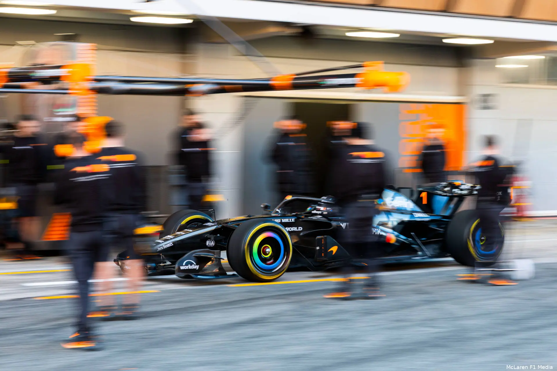 test-livery-lando-norris-mclaren-wintertest-barcelona-mcl40-12