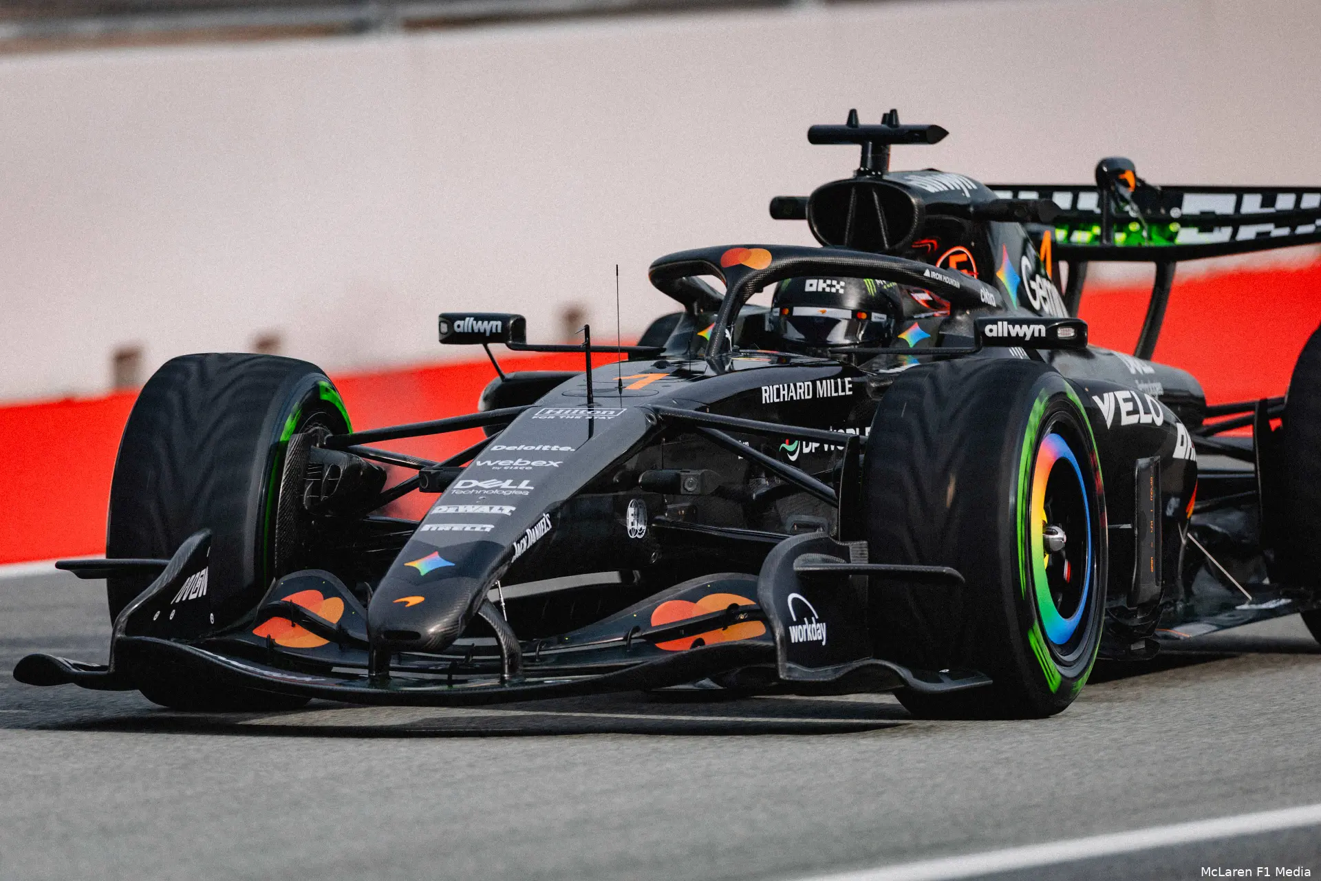test-livery-lando-norris-mclaren-wintertest-barcelona-mcl40-146-66_v1