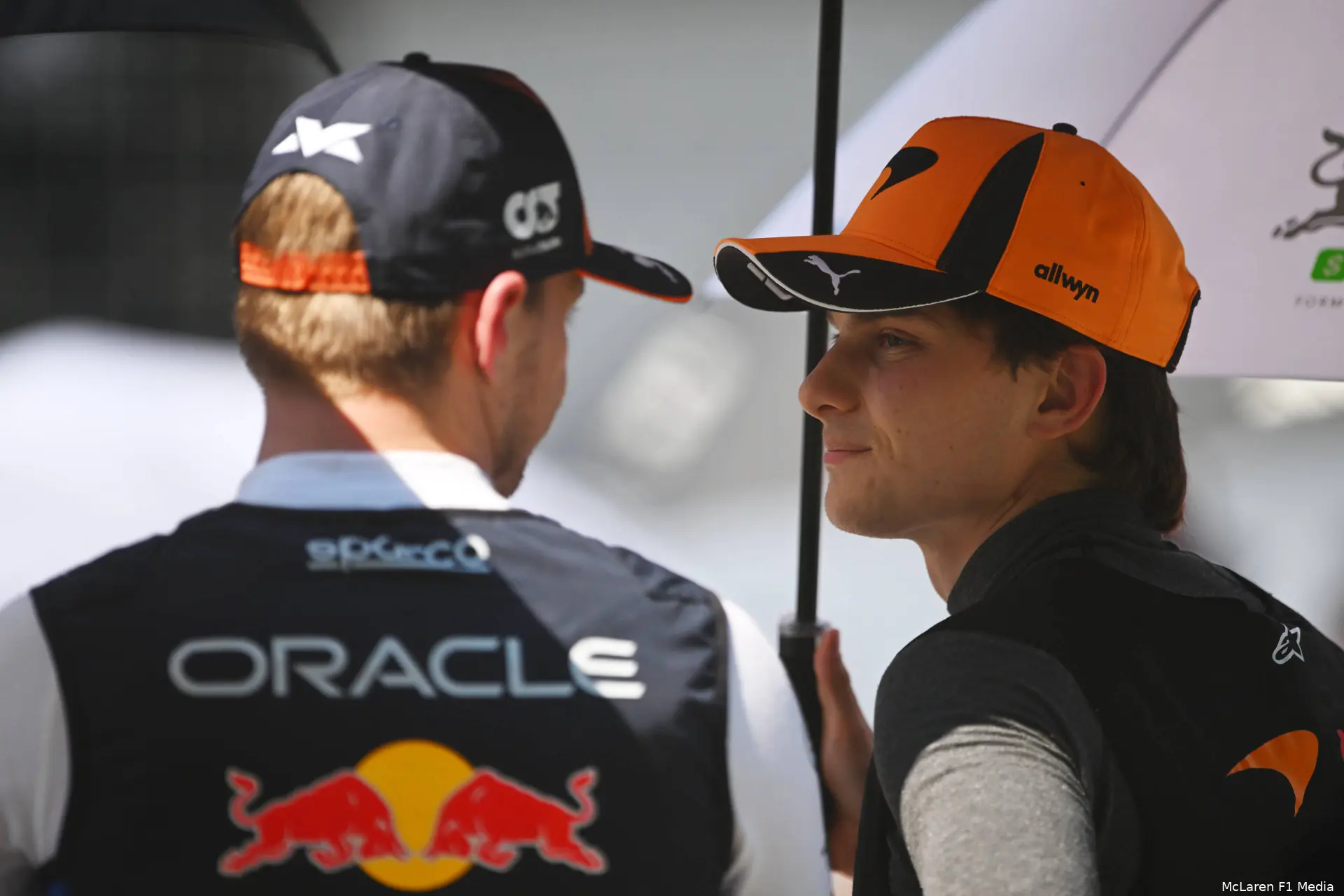 max-verstappen-red-bull-racing-oscar-piastri-mclaren-gp-oostenrijk-2026-zondag