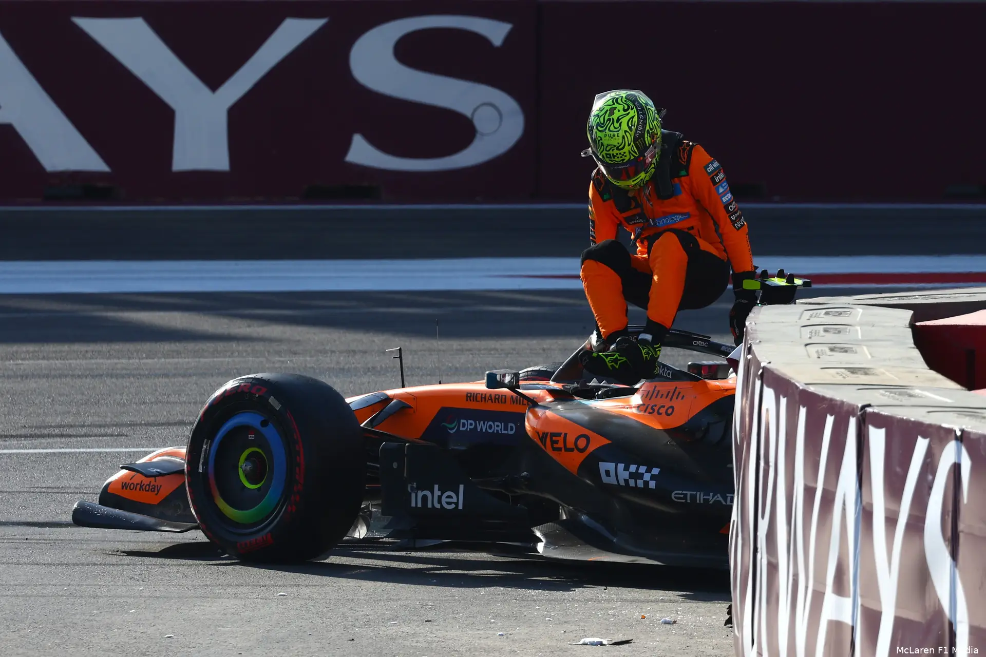 lando-norris-azerbeidzjan-baku-2026-bakoe-mclaren-crash