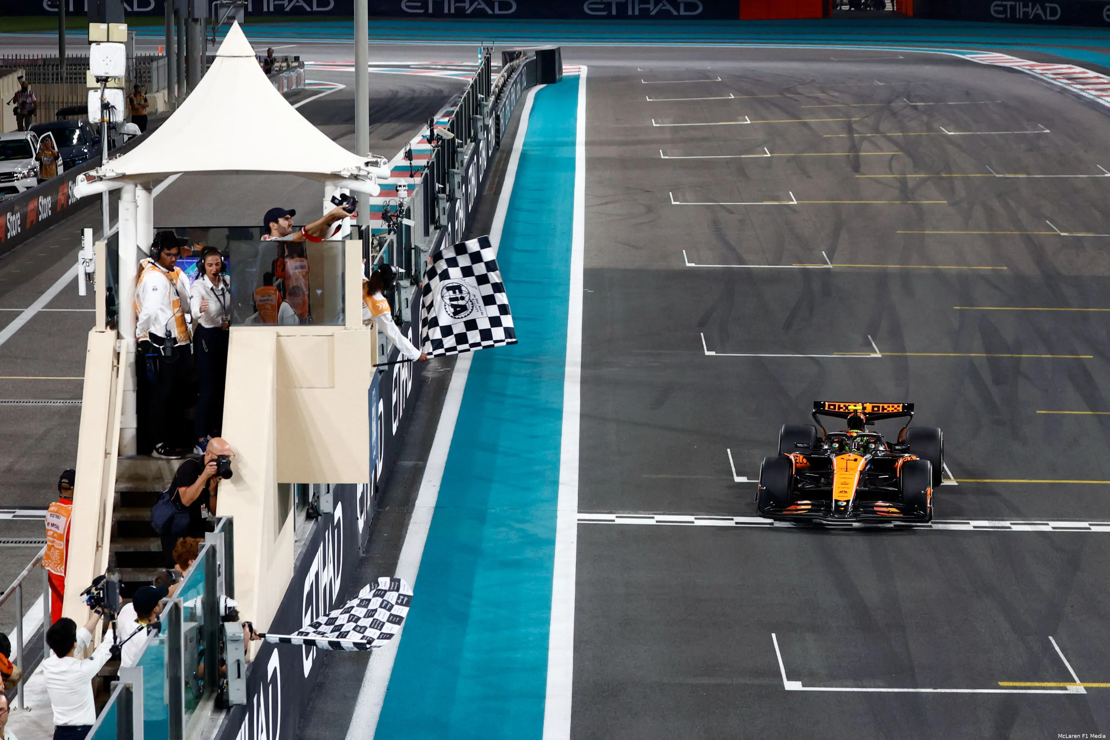 lando norris abu dhabi mclaren 18