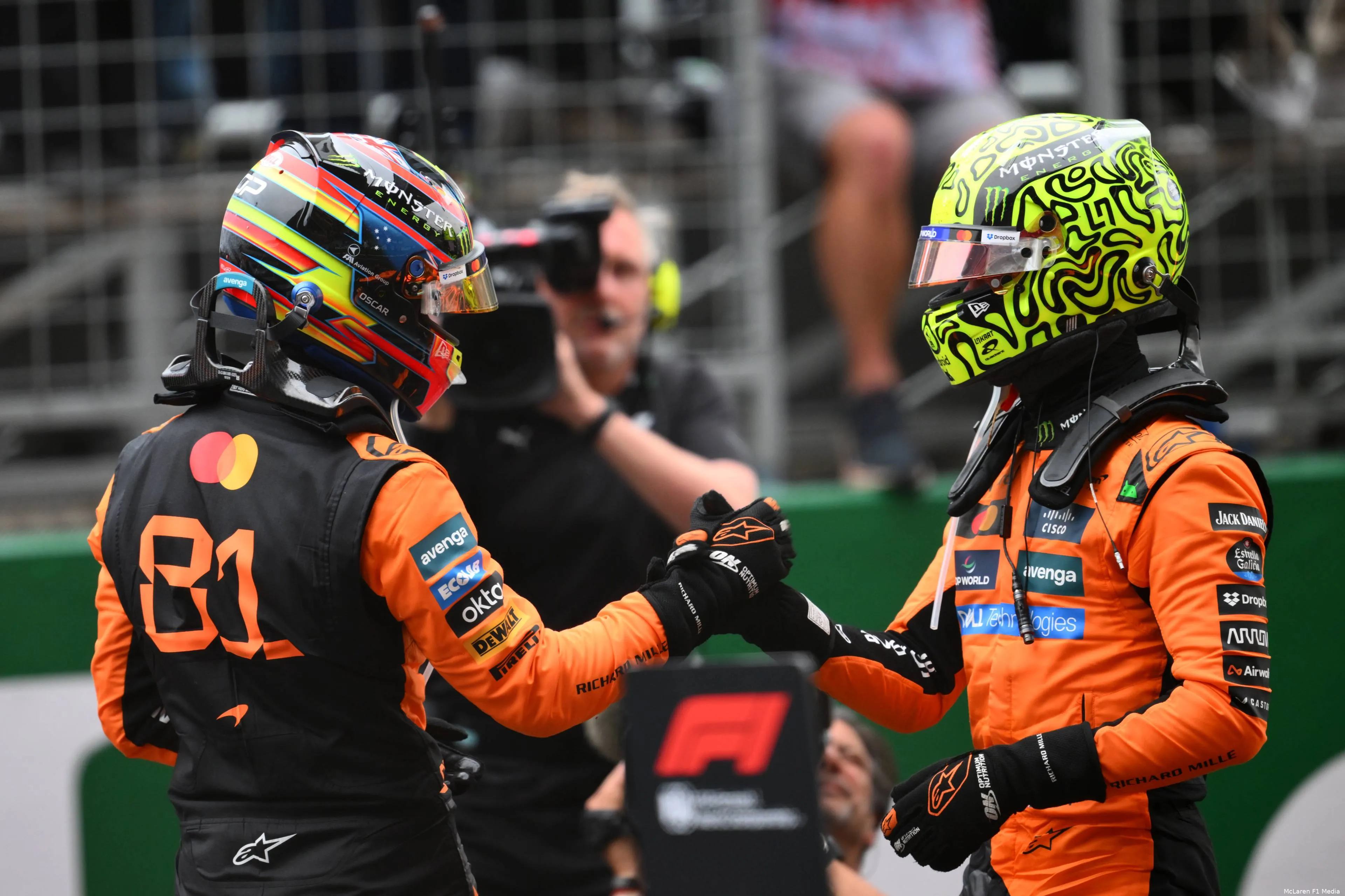 oscar piastri lando norris handjes mclaren china win