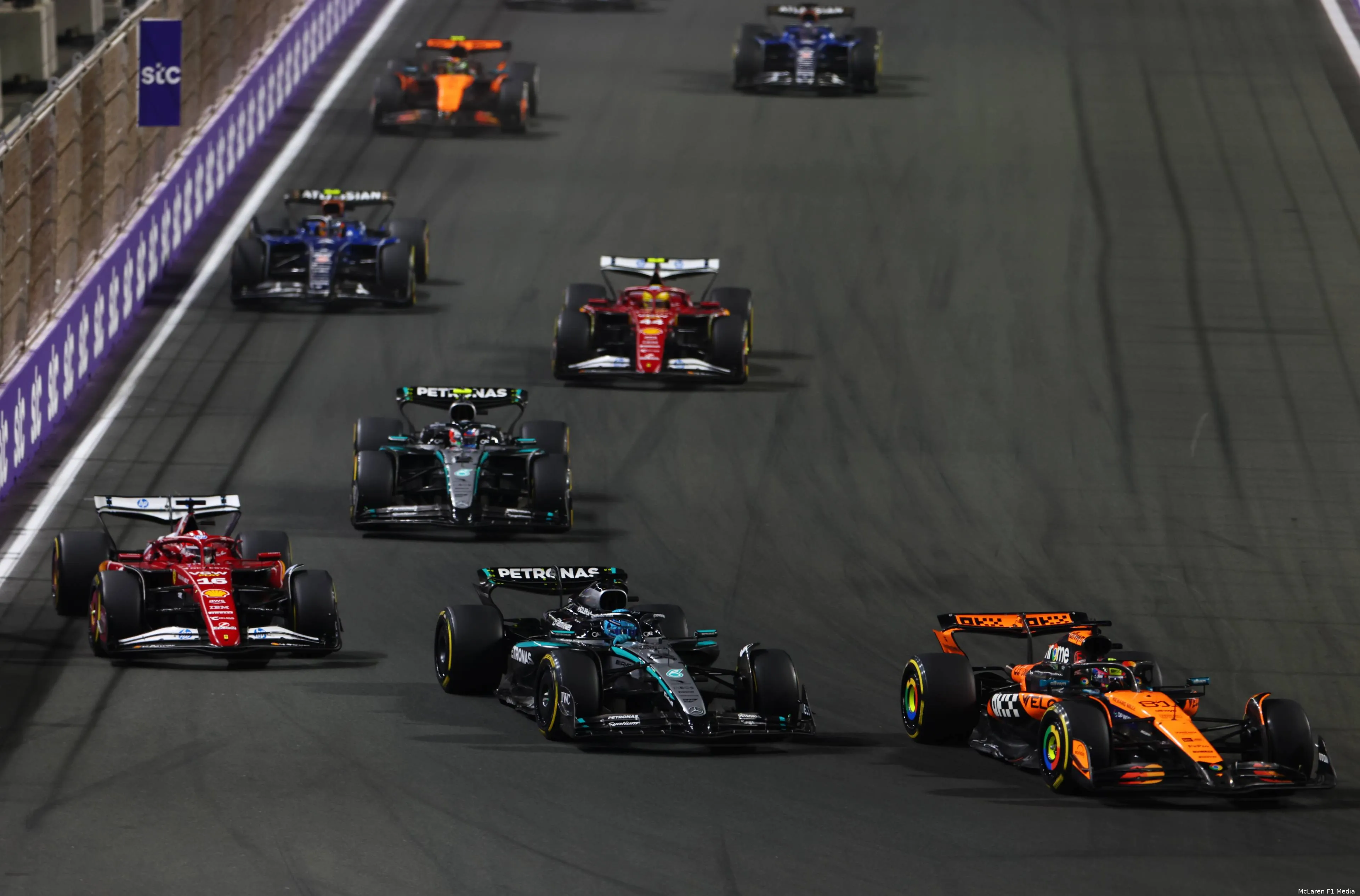 mclaren oscar piastri ferrari lewis hamilton charles leclerc mercedes george russell andrea kimi antonelli gp saoedi arabie 2025 zondag