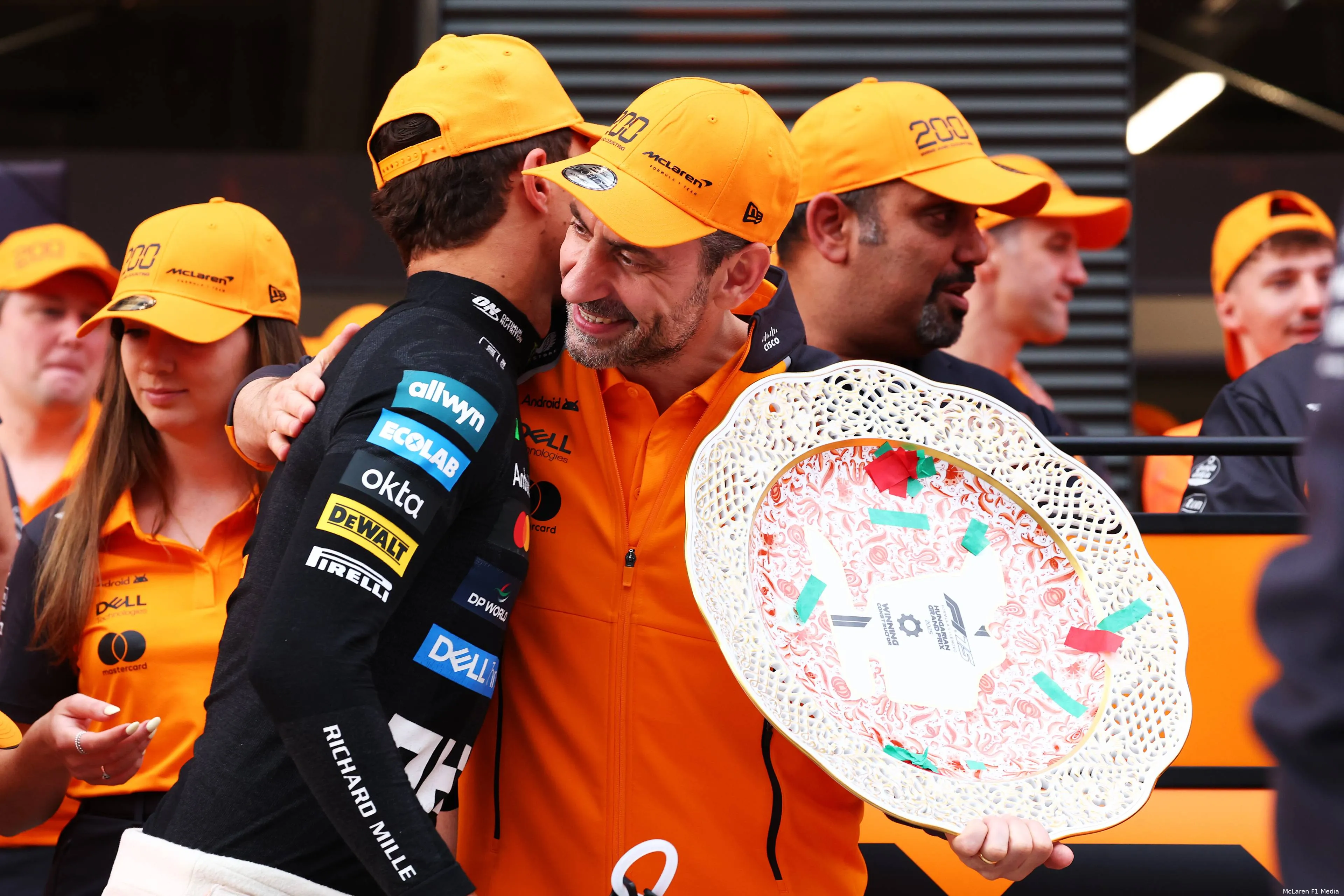 lando-norris-mclaren-gp-hongarije-2025-zondag-10-andrea-stella