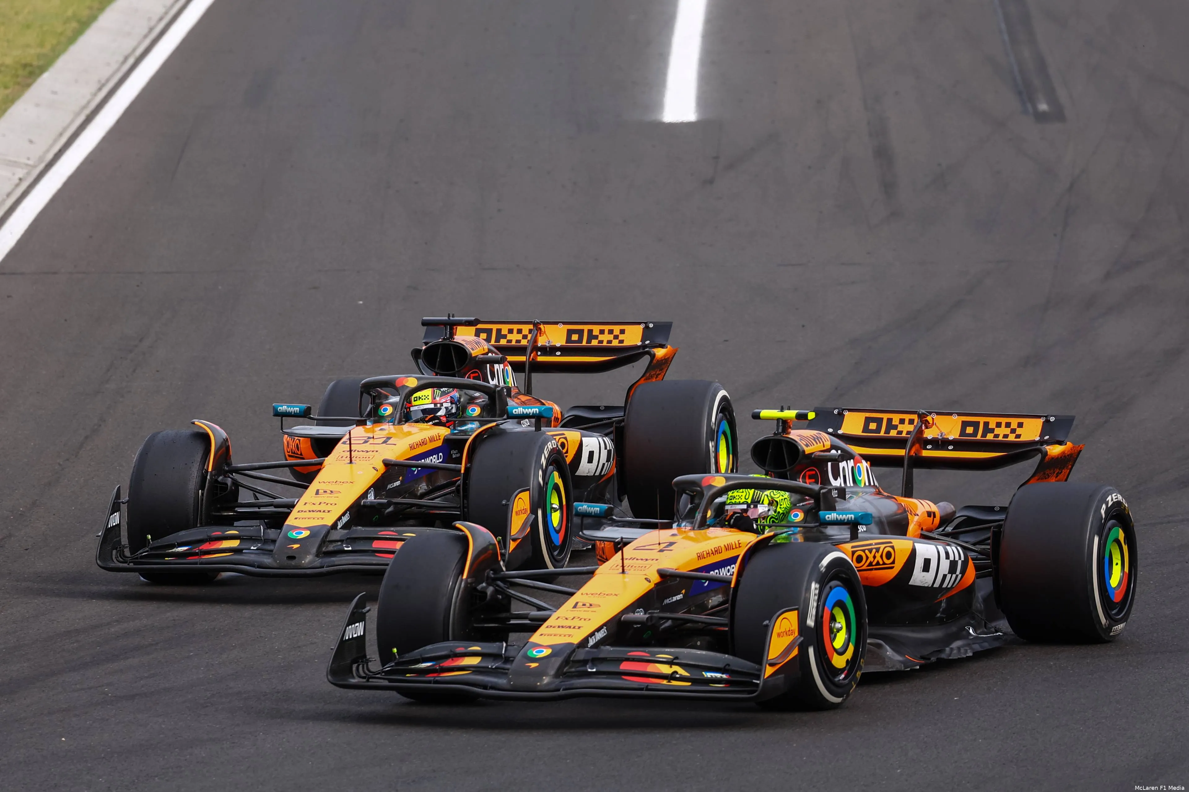 lando-norris-oscar-piastri-zondag-race-mclaren-hongarije