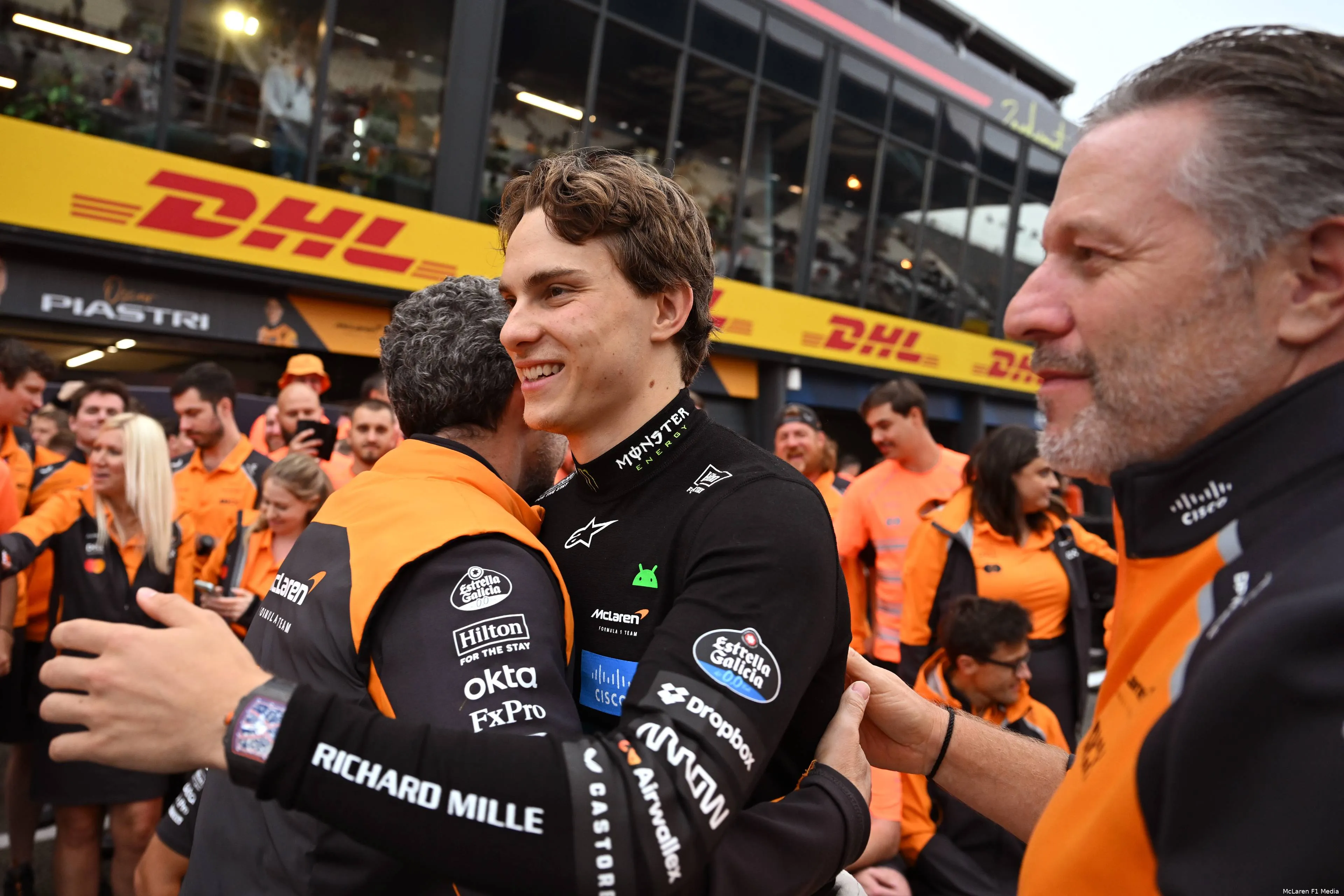 oscar-piastri-andrea-stella-zak-brown-mclaren-gp-nederland-2025-zondag