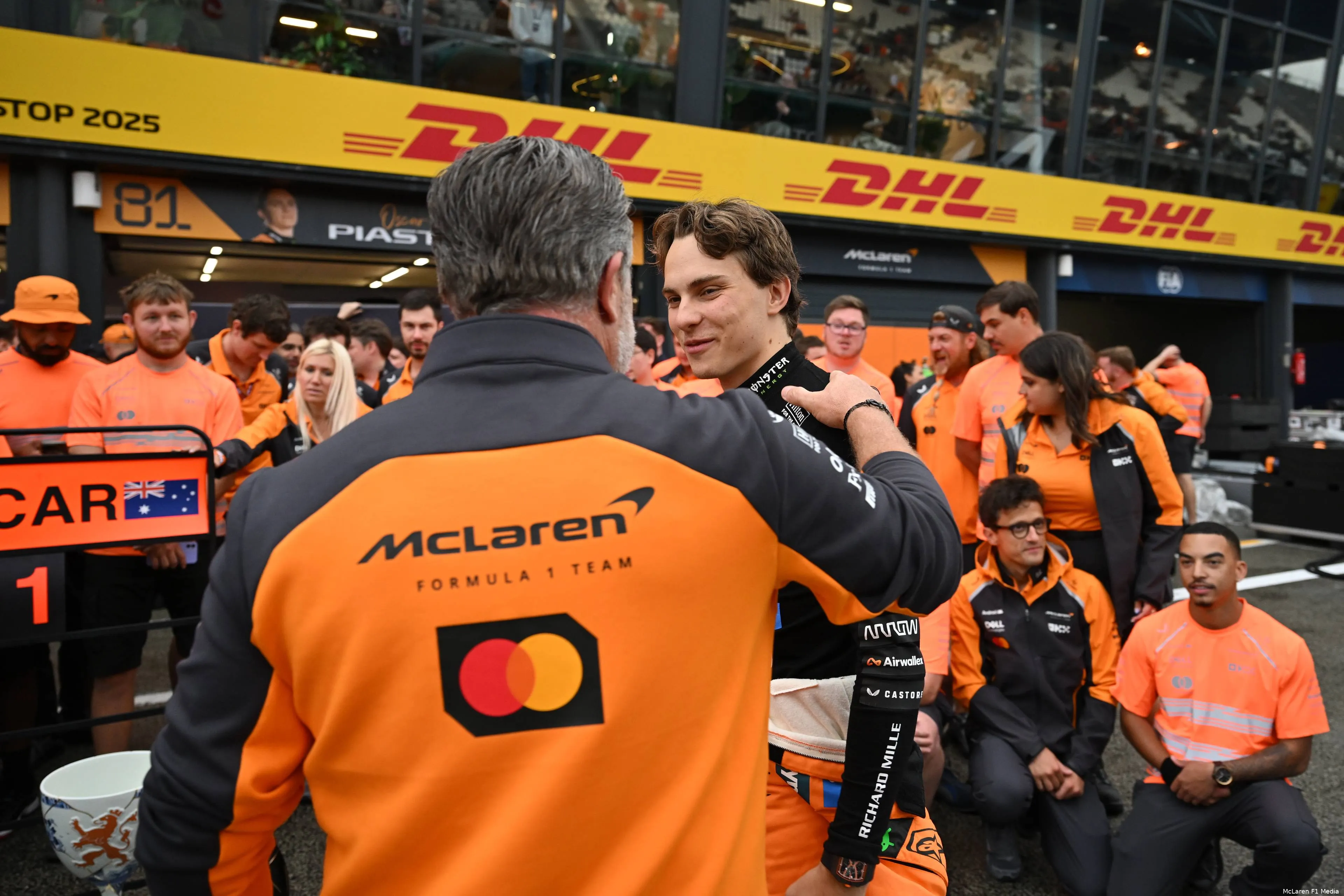 oscar-piastri-zak-brown-mclaren-gp-nederland-2025-zondag-3