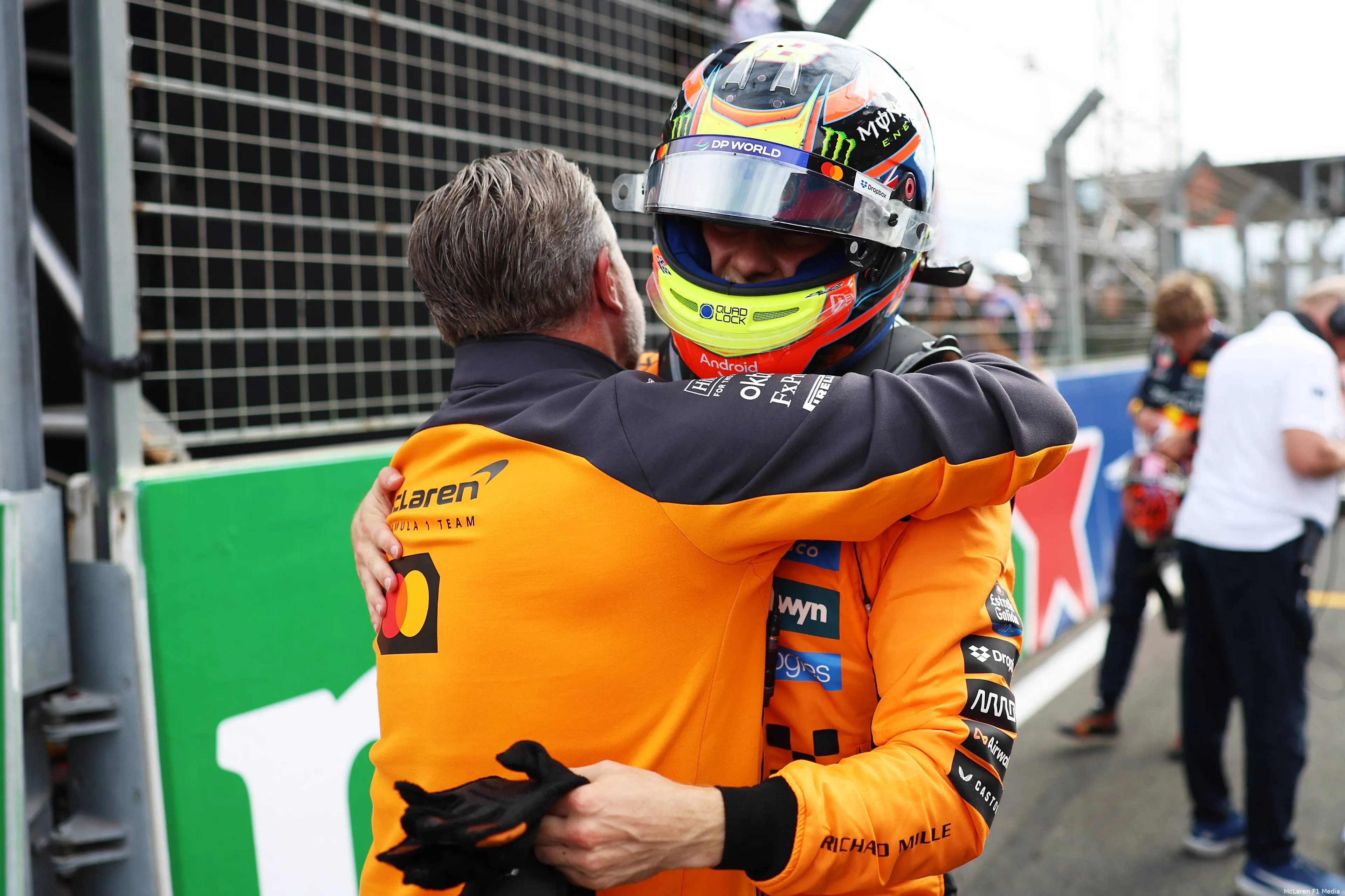 oscar-piastri-zak-brown-mclaren-gp-nederland-2025-zondag