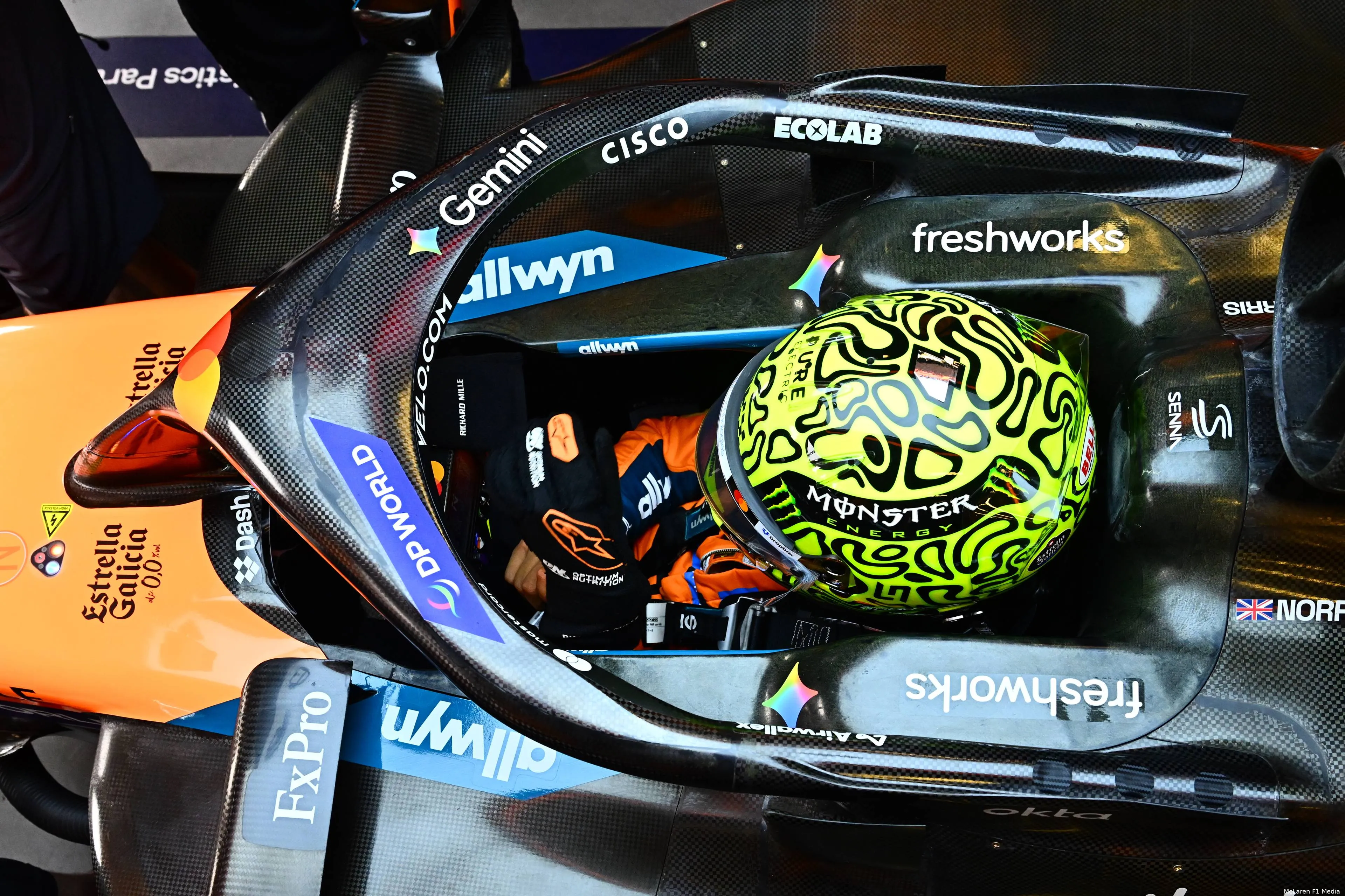 lando-norris-mclaren-baku-vrijdag (2)