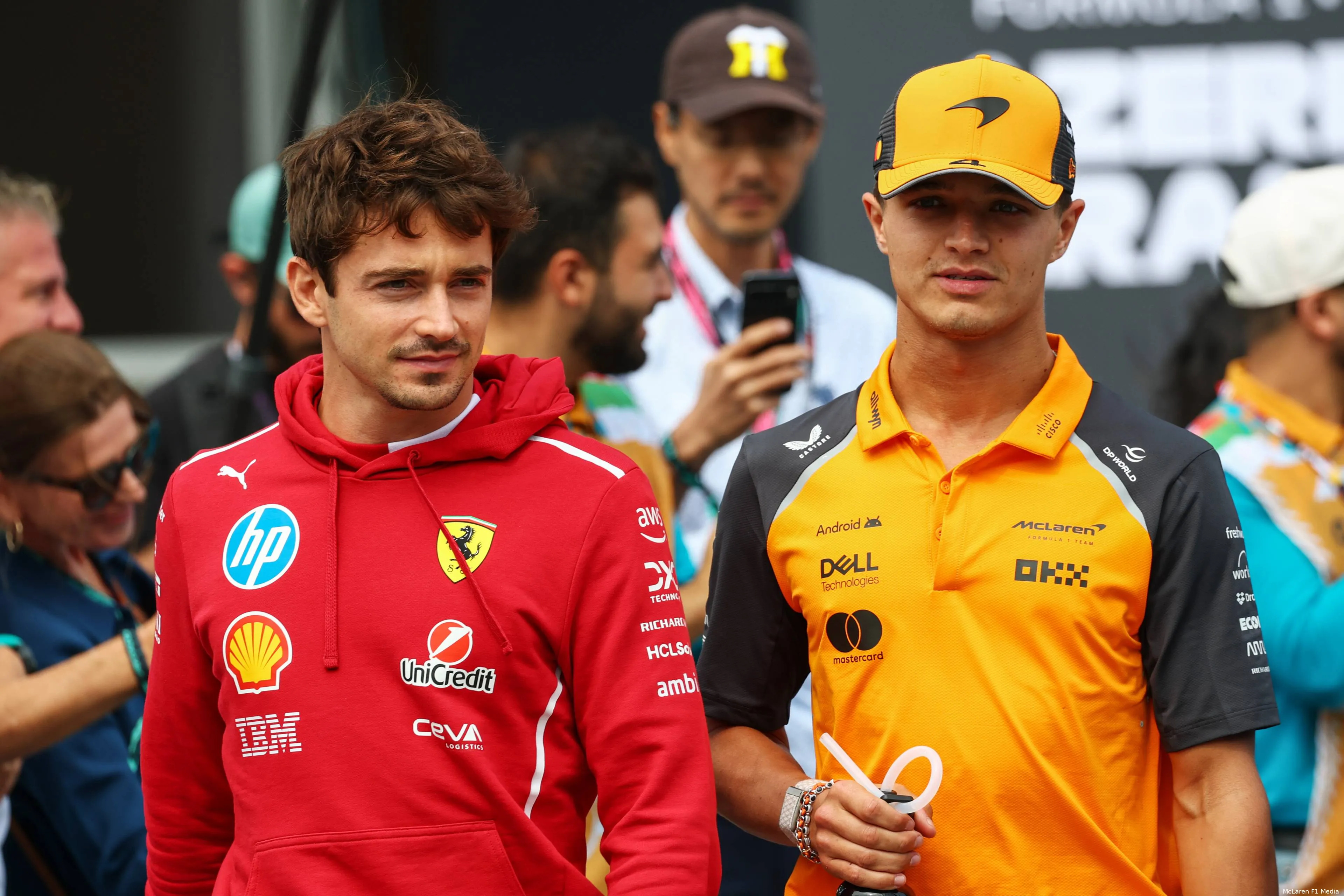 lando-norris-mclaren-gp-azerbeidzjan-2025-zondag-charles-leclerc-ferrari-2