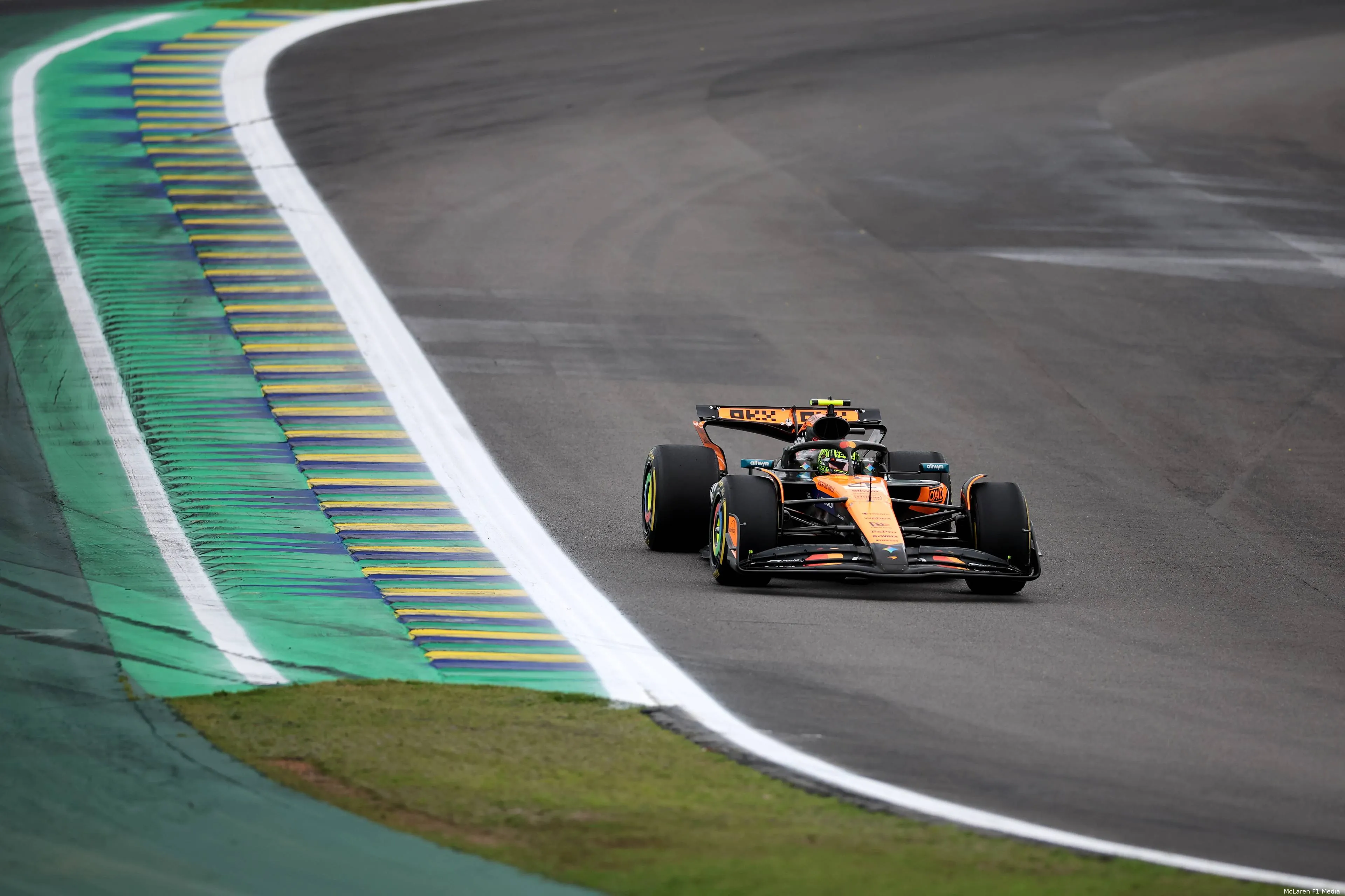 lando-norris-zaterdag-brazilië-sprint-mclaren-2025