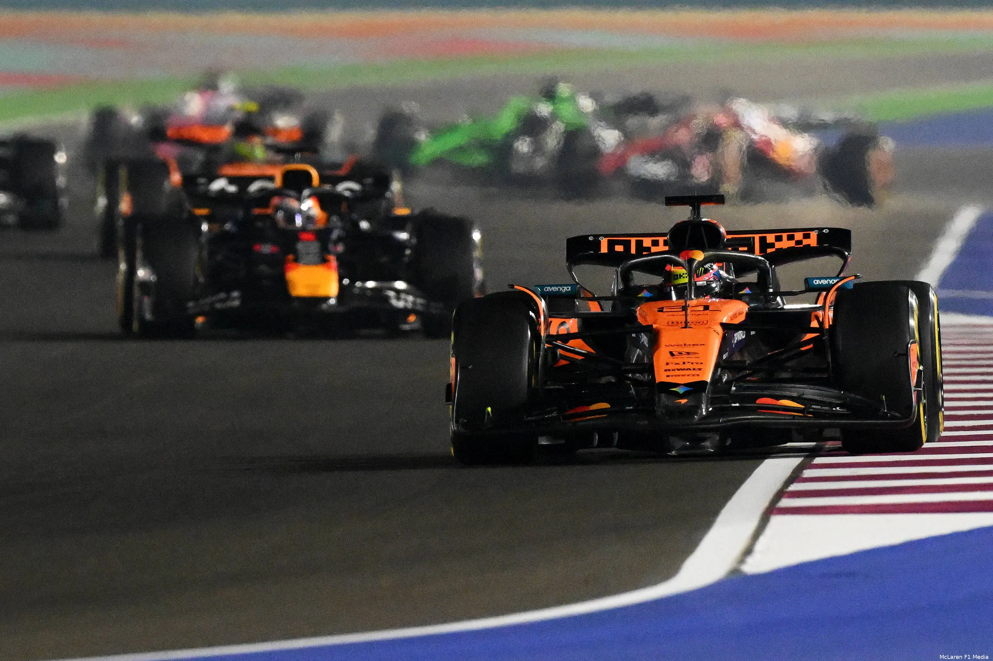 oscar-piastri-mclaren-max-verstappen-red-bull-racing-gp-qatar-2025-zondag-3