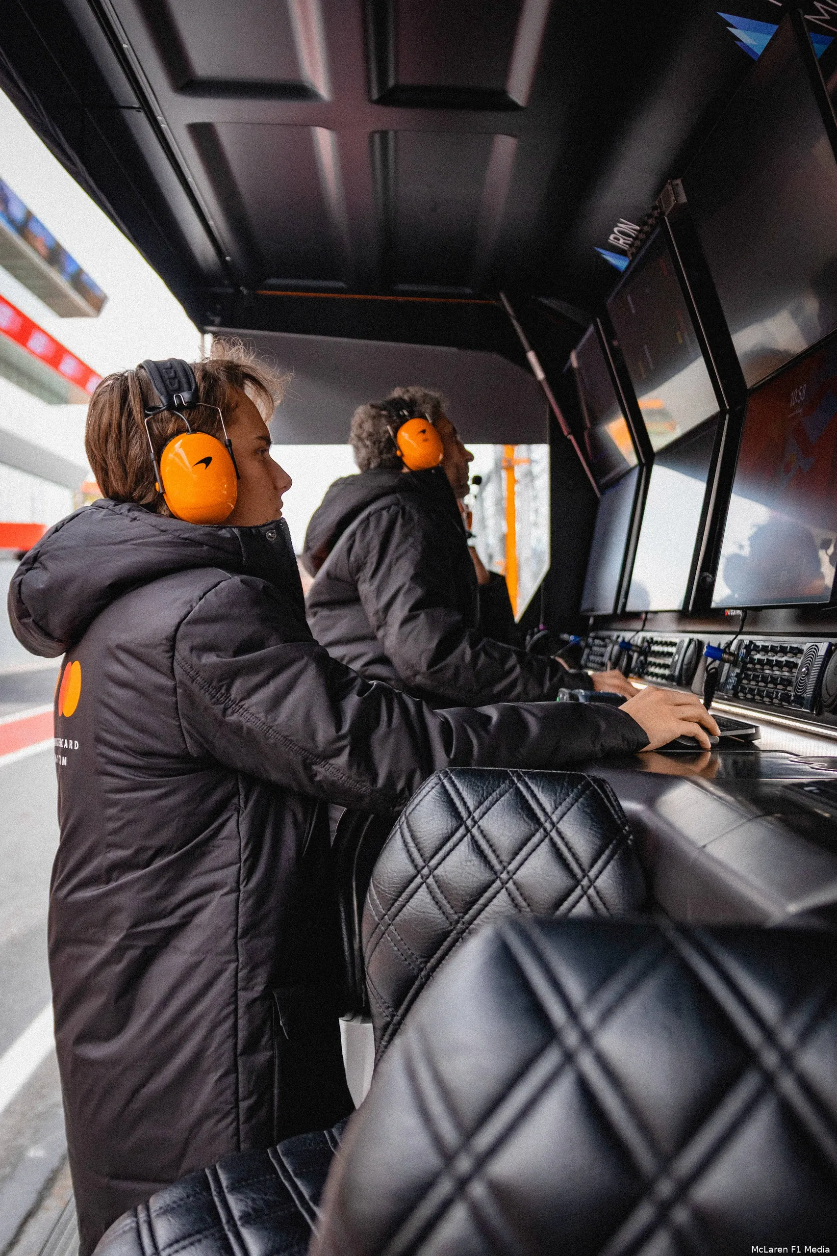oscar-piastri-wintertest-barcelona-mclaren-12