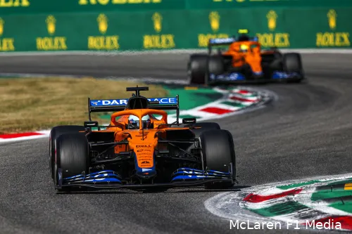 De dunne achtervleugel bij McLaren en bij andere teams levert minder luchtweerstand op (Foto: McLaren F1 Media)