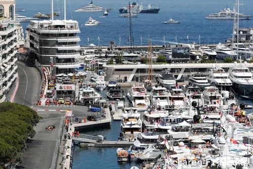 Circuit de Monaco met Lando Norris, en een deel van de haven. (Foto: McLaren F1 Media) <br>