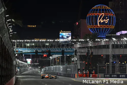 F1-auto's over The Strip leverden unieke beelden op in Las Vegas. (Foto: McLaren F1 Media)