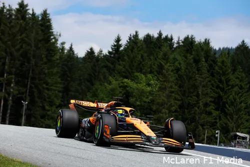 Oscar Piastri in zijn McLaren-bolide, met tamelijk vlakke achtervleugel, Red Bull Ring, Grand Prix van Oostenrijk 2024.