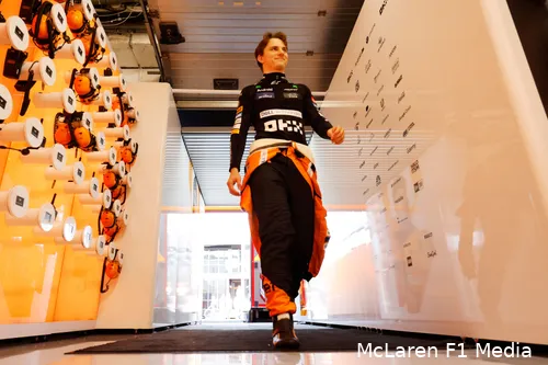 oscar piastri mclaren helm hongarije 2