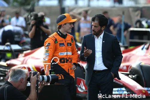 <i>Mohammed Ben Sulayem praat met Oscar Piastri.</i>