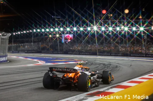 Norris in actie tijdens de Grand Prix van Singapore.