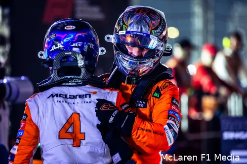 Lando Norris samen met Oscar Piastri na de race in Singapore.