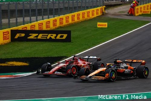 <i>Leclerc naast Oscar Piastri.</i>