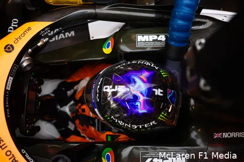 singapore mclaren vrijdag livery lando norris 15 helm