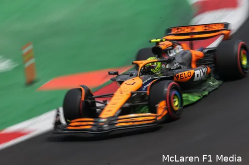 Norris krijgt de overwinning in de schoot geworpen. (Foto:&nbsp;McLaren F1 Media)