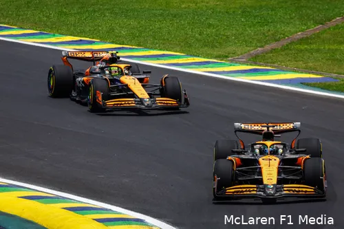 Piastri leidde een lange tijd de sprintrace, met Norris achter zich.