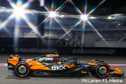 McLaren pronkt met haar sponsorstickers op de auto.