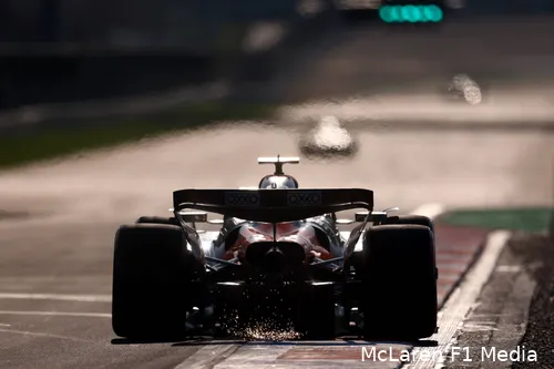 De achtervleugel van de McLaren beweegt nog altijd mee.