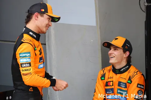 oscar piastri lando norris handjes mclaren china win