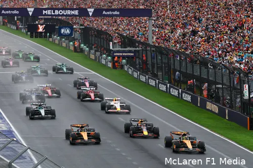 <i>Verstappen opent de aanval op de McLarens in de eerste meters.</i>