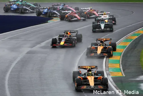 <i>Verstappen haalt Piastri bij de start in.</i>