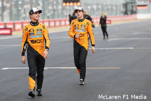 <i>Piastri zit in de DRS bij Norris.</i>