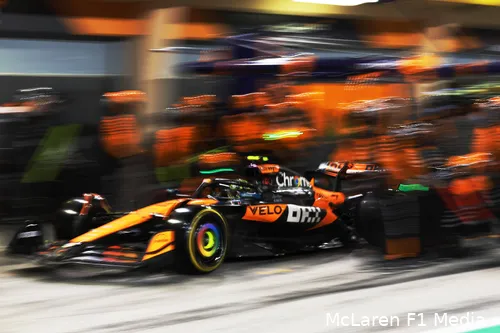 norris pitstop mclaren 2210068022