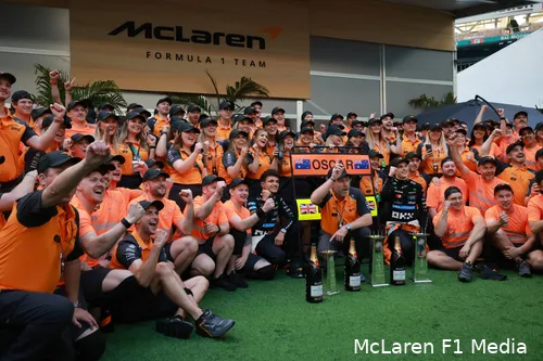 <i>Feest bij McLaren, waar Zak Brown de hoofdrol opeist.</i>