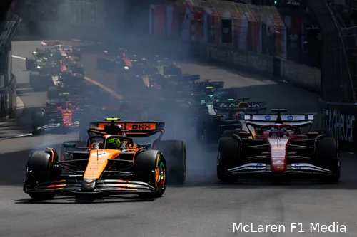 <i>Norris verdedigt de leiding bij de start.</i>