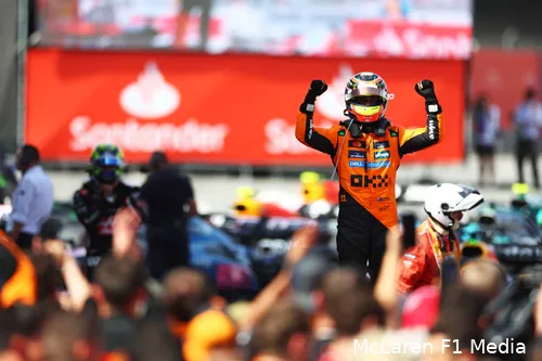 <i>Norris weet dat teamgenoot Piastri veel talent heeft.</i>