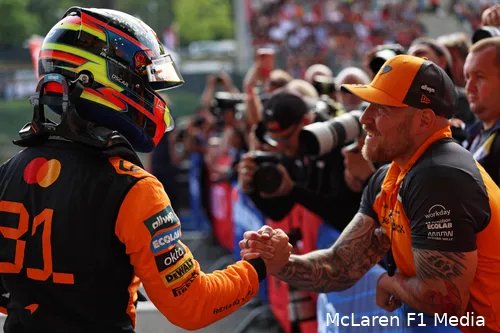 <i>Norris wint de kwalificatie met zijn eerste run.</i>