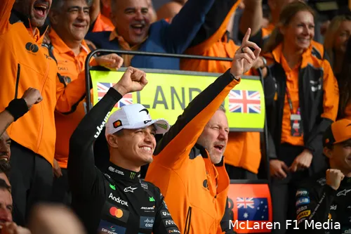 oscar piastri podium silverstone 2025 lando norris team foto