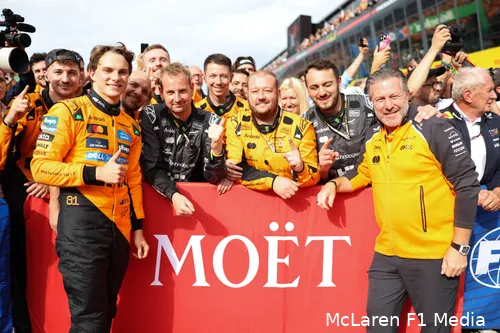 oscar-piastri-zak-brown-mclaren-gp-nederland-2025-zondag-2