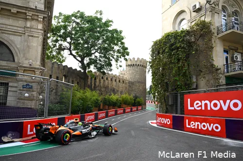 lando-norris-mclaren-baku-vrijdag (7)
