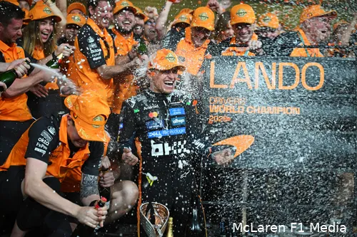 lando-norris-mclaren-abu-dhabi-zondag-kampioen