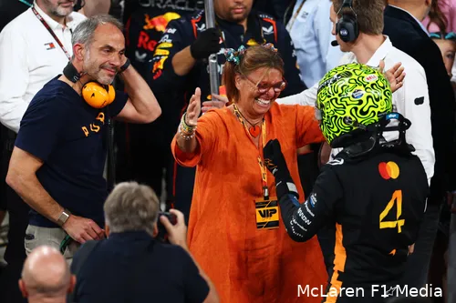 lando-norris-mclaren-gp-abu-dhabi-2025-zondag-cisca-adam-vader-moeder-ouders