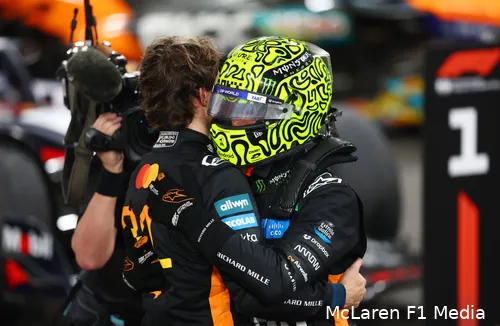 lando-norris-mclaren-gp-abu-dhabi-2025-zondag-oscar-piastri-2
