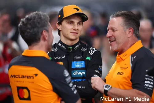 zak-brown-oscar-piastri-mclaren-abudhabi-vrijdag