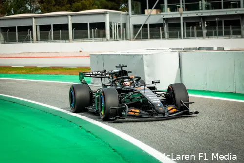 oscar-piastri-mclaren-mcl40-wintertest-barcelona-13