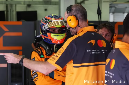 2026-oscar-piastri-mclaren-tom-stallerd-bahrein-1